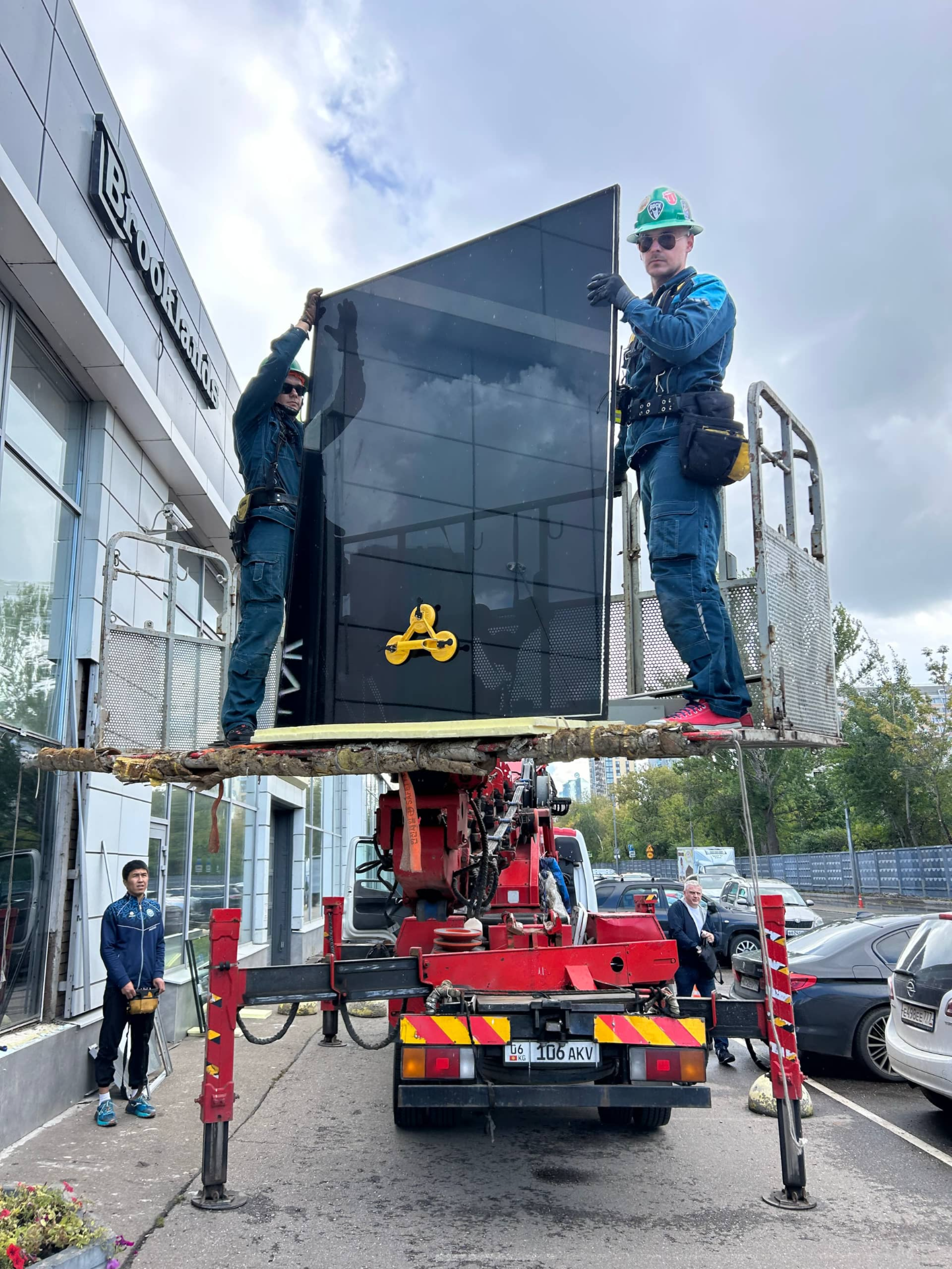 ​Замена стеклопакетов с использованием автовышки