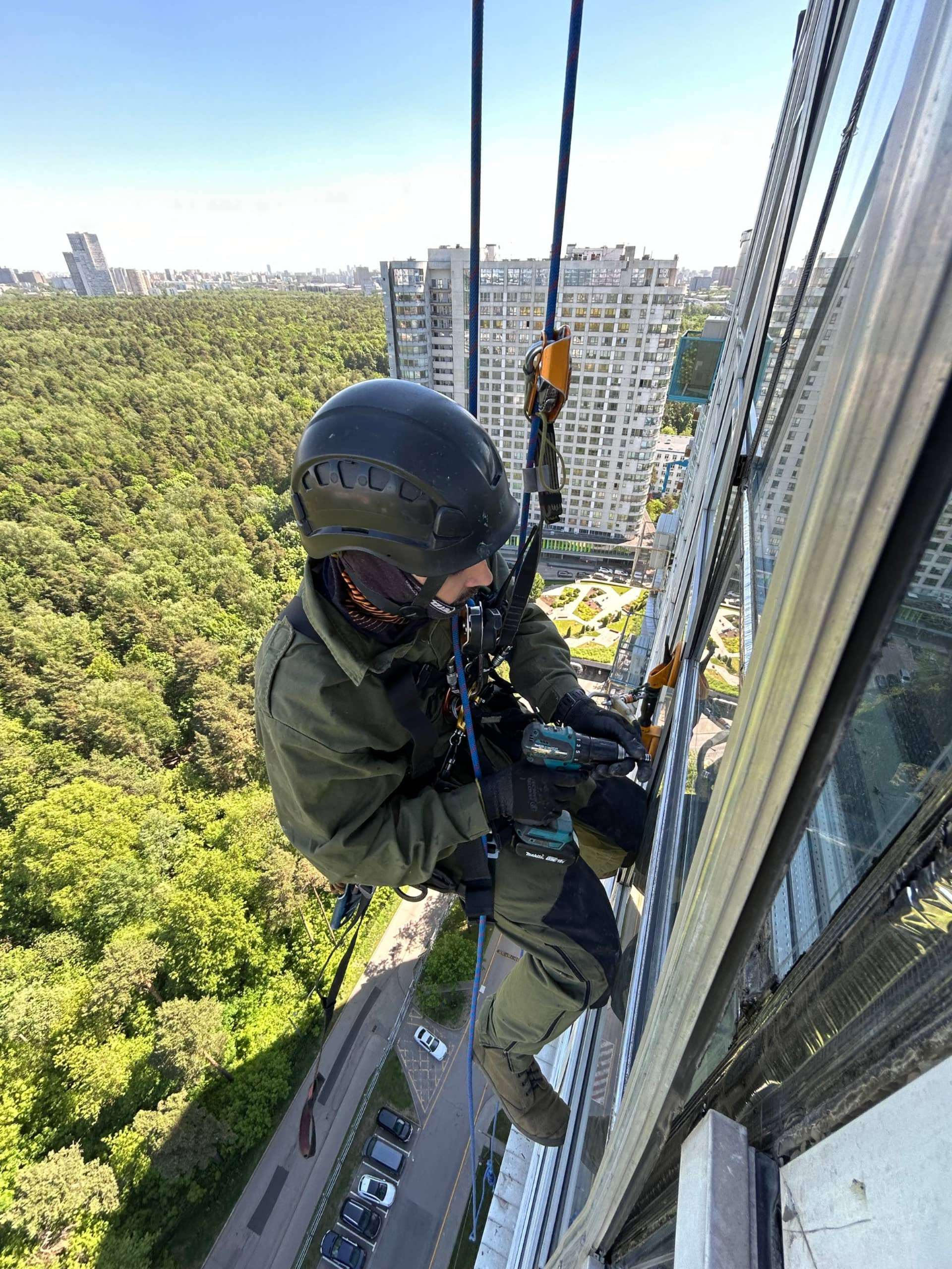 ​Замена стеклопакета на высоте