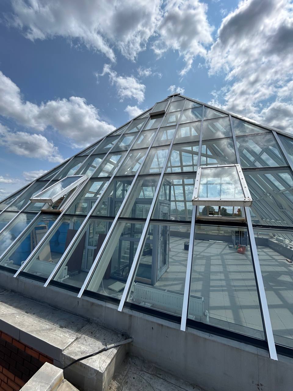 Ремонт светопрозрачной конструкции пирамидальной формы